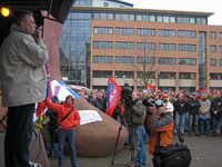 818243 Afbeelding van een protestbijeenkomst voor een betere CAO voor rijksambtenaren op het Vrouwe Justitiaplein te Utrecht.